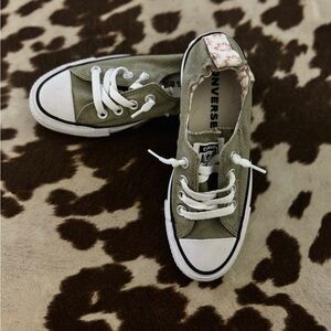 NWOT Women’s Converse sz 6
